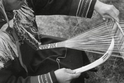 Teacher and pioneer of Sàmi education rights Edel Hætta Eriksen weaving using a reindeer horn heddle and shuttle. 1956 Photo Unni Fürst, Norsk Folkemuseum CC BY-SA
