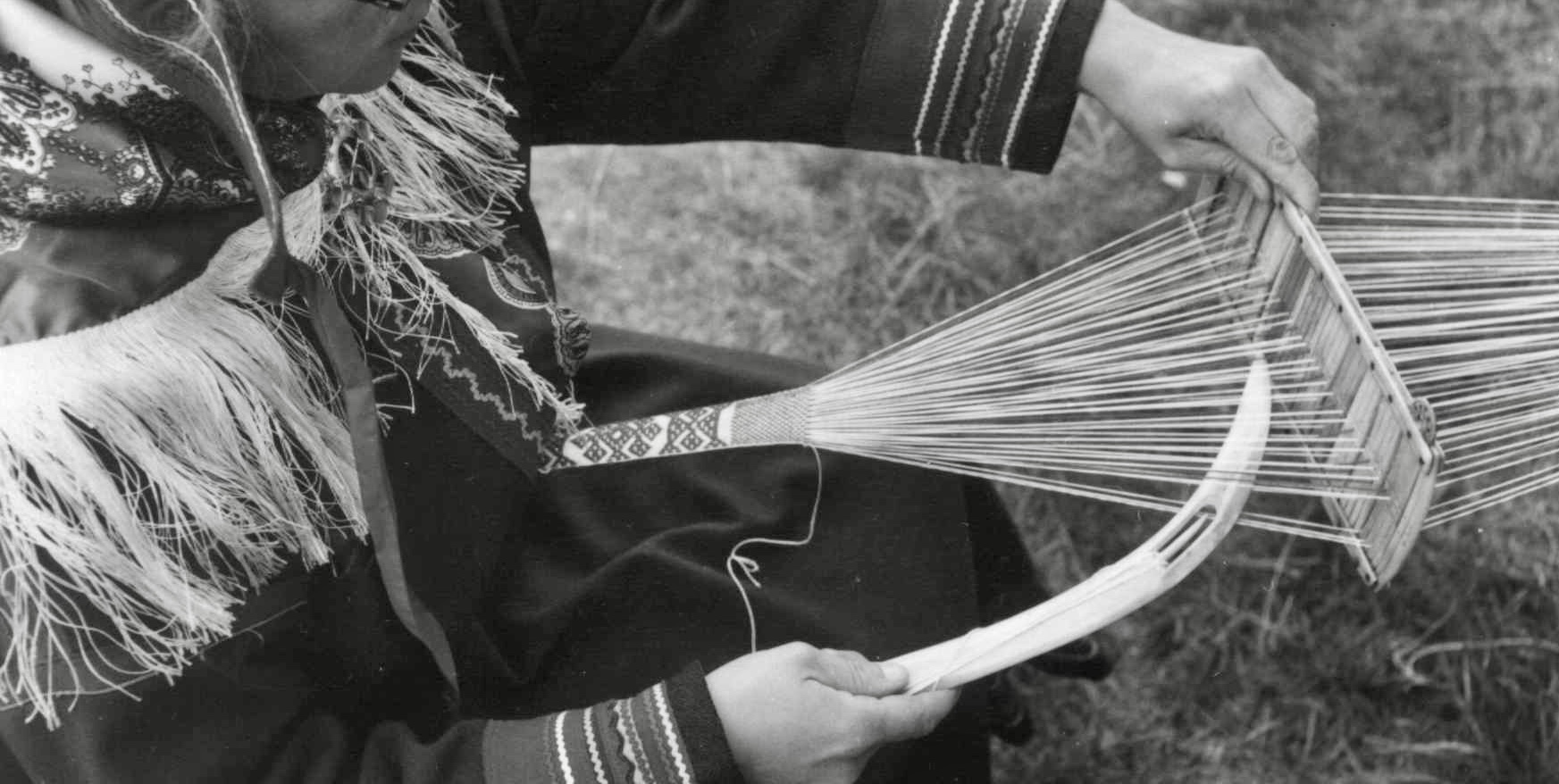 Teacher and pioneer of Sàmi education rights Edel Hætta Eriksen weaving using a reindeer horn heddle and shuttle. 1956 Photo Unni Fürst, Norsk Folkemuseum CC BY-SA