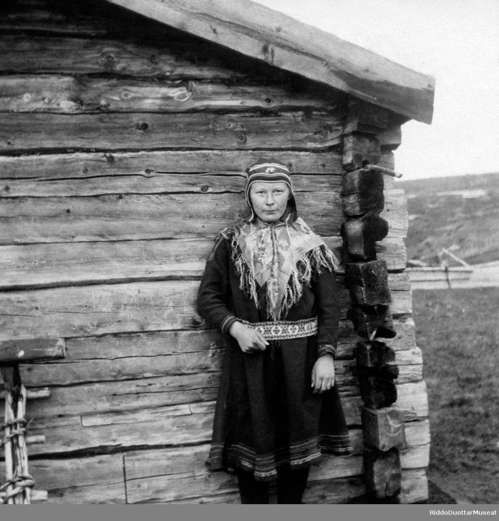 Sami woman in Kautokeino, Norway between 1911-1919 Photo Petter L. Smith