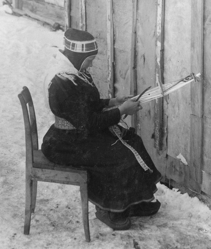Sámi woman weaving Photo Ellisif Ranveig Wessel
